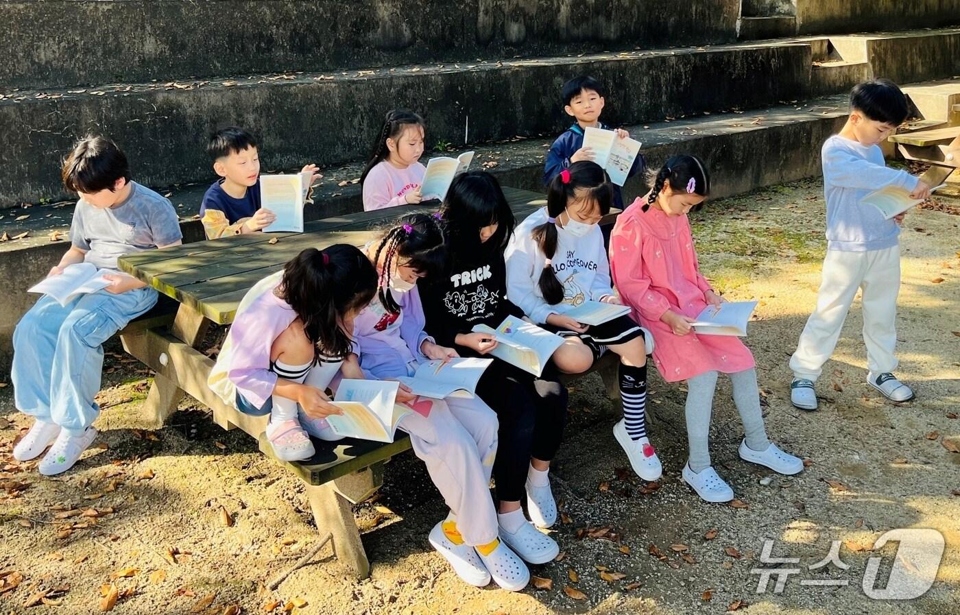 충북 진천 백곡초등학교 어린이들이 &#39;아이 시인&#39; 프로젝트로 만든 동시집을 읽고 있다.&#40;진천교육지원청 제공, 재판매 및 DB금지&#41;/뉴스1