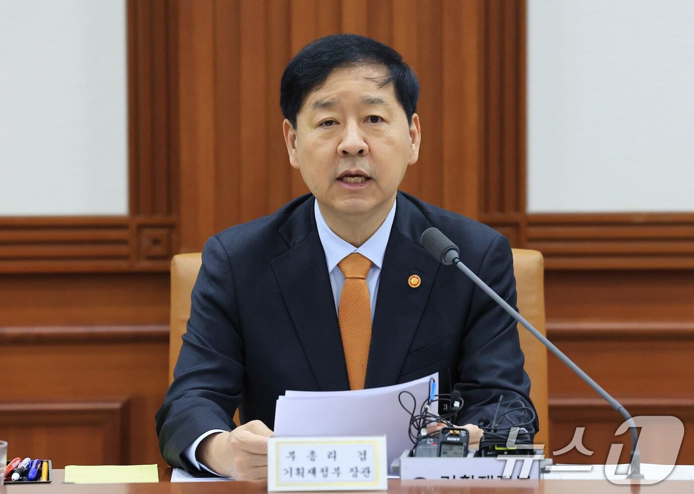 구윤철 경제부총리 겸 기획재정부 장관이 20일 오전 서울 종로구 정부서울청사에서 열린 성장전략 TF 겸 경제관계장관회의에서 모두발언을 하고 있다. 2025.10.20/뉴스1 ⓒ News1 임세영 기자