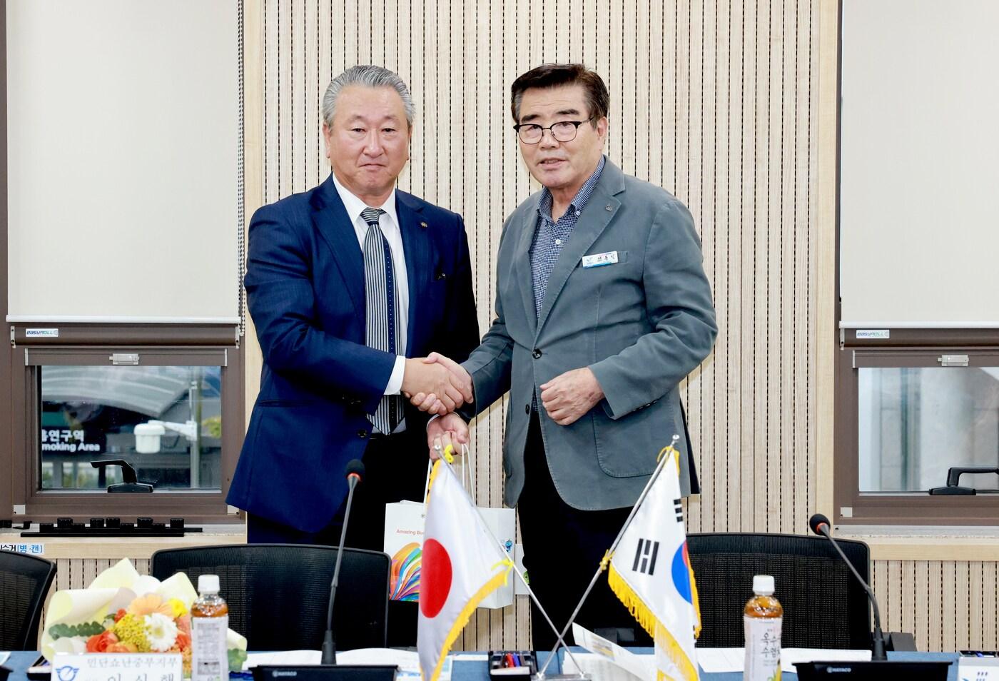 김동일 보령시장(오른쪽)이 일본 민간교류단장과 기념촬영을 하고 있다.(보령시 제공. 재판매 및 DB금지)/뉴스1