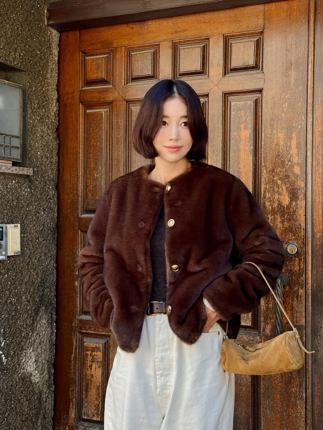 본문 이미지 - 올리비아로렌 &#39;2025 겨울 컬렉션&#39;의 대표 아우터 제품이 &#39;에코 퍼 재킷&#39;을 중심으로 판매 호조를 보이며 매출 성장을 견인하고 있다.&#40;올리비아로렌제공&#41;