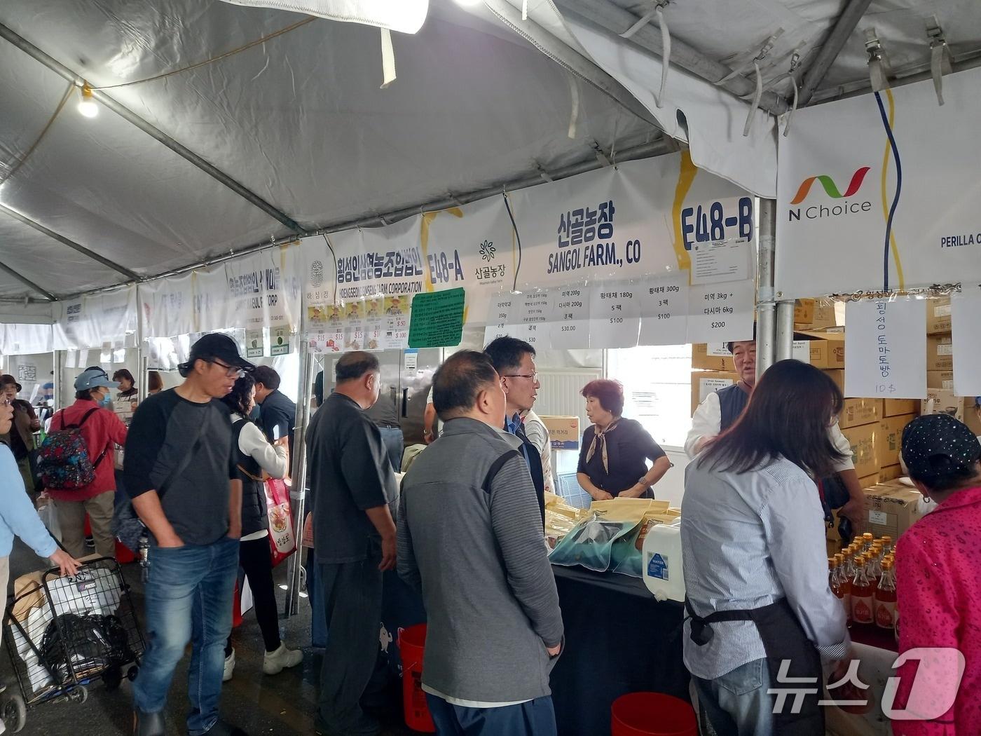 본문 이미지 - 횡성군은 지난 16일부터 19일까지 열린 &#39;2025 LA 한인축제&#39;에 처참가해 지역 기업의 해외시장 진출을 지원하고 특산품을 현지에 소개했다.&#40;횡성군 제공. 재판매 및 DB금지&#41;/뉴스1