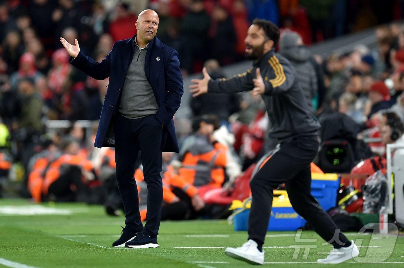 기뻐하는 후벵 아모림 맨유 감독&#40;오른쪽&#41;과 아쉬워하는 아르네 슬롯 리버풀 감독. ⓒ AFP=뉴스1