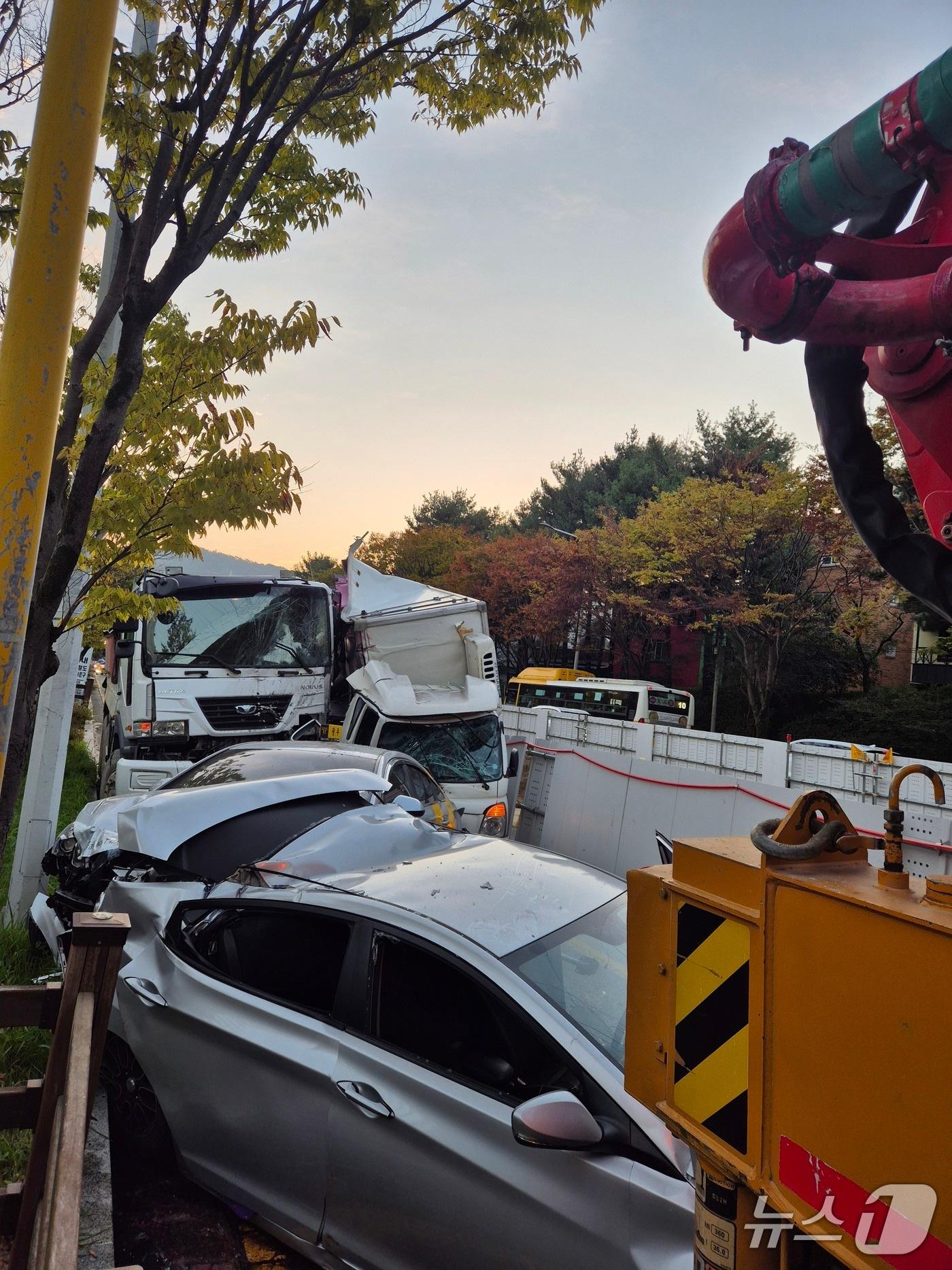 본문 이미지 - 20일 오전 6시 9분쯤 광주 북구 일곡동의 한 도로에서 차량 4대가 연쇄 추돌하는 사고가 발생해 경찰이 현장을 수습하고 있다.&#40;독자 제공. 재판매 및 DB 금지&#41;