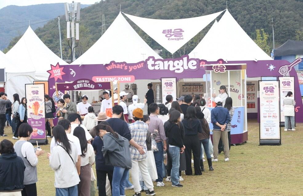 본문 이미지 - '제22회 자라섬 재즈 페스티벌’ 관람객들이 이벤트 게임 참가를 위해 삼양식품 ‘탱글’ 부스 앞에 줄지어 있다.(삼양식품 제공)