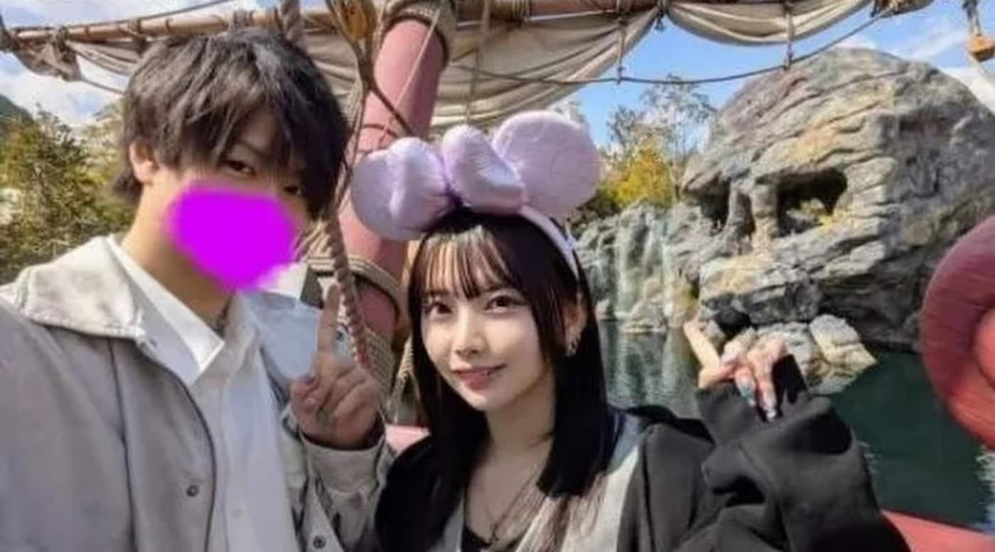 지하아이돌 토즈키(오른쪽)의 4년차 팬이었던 니노가 디즈니랜드 일일 데이트하는 모습. (SCMP 갈무리)