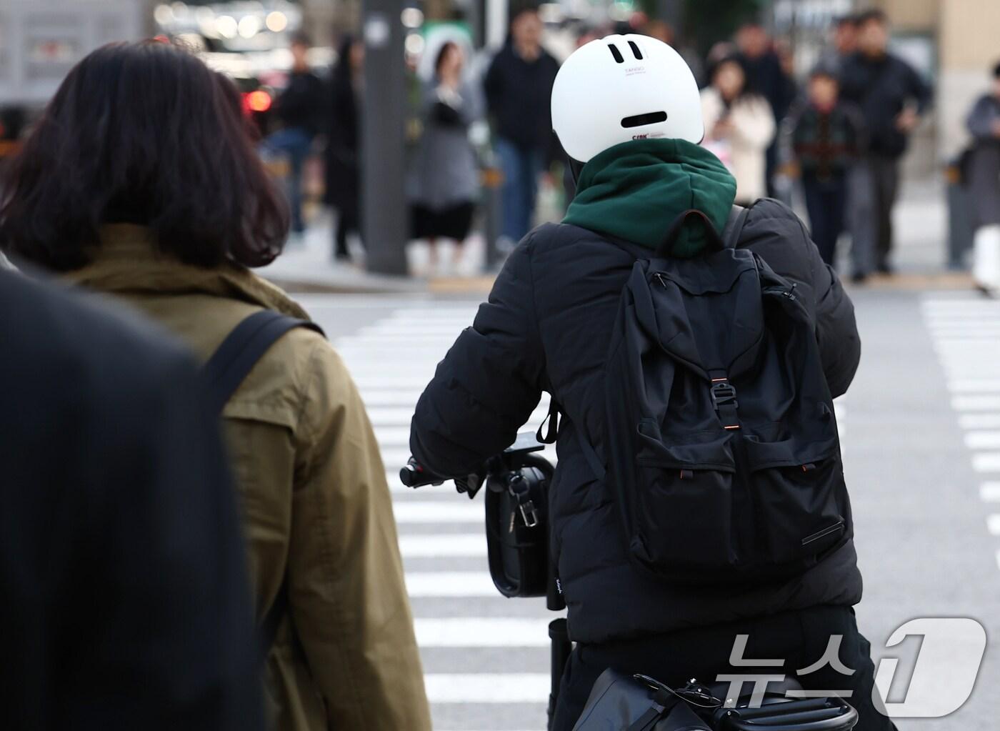 본문 이미지 - 서울을 비롯한 대부분 지역의 아침 최저 기온이 한 자릿수로 떨어지며 올가을 가장 추운 날씨를 보인 지난 20일 오전 서울 광화문 사거리에서 시민들이 두꺼운 외투를 입고 발걸음을 옮기고 있다. 2025.10.20/뉴스1 ⓒ News1 김민지 기자