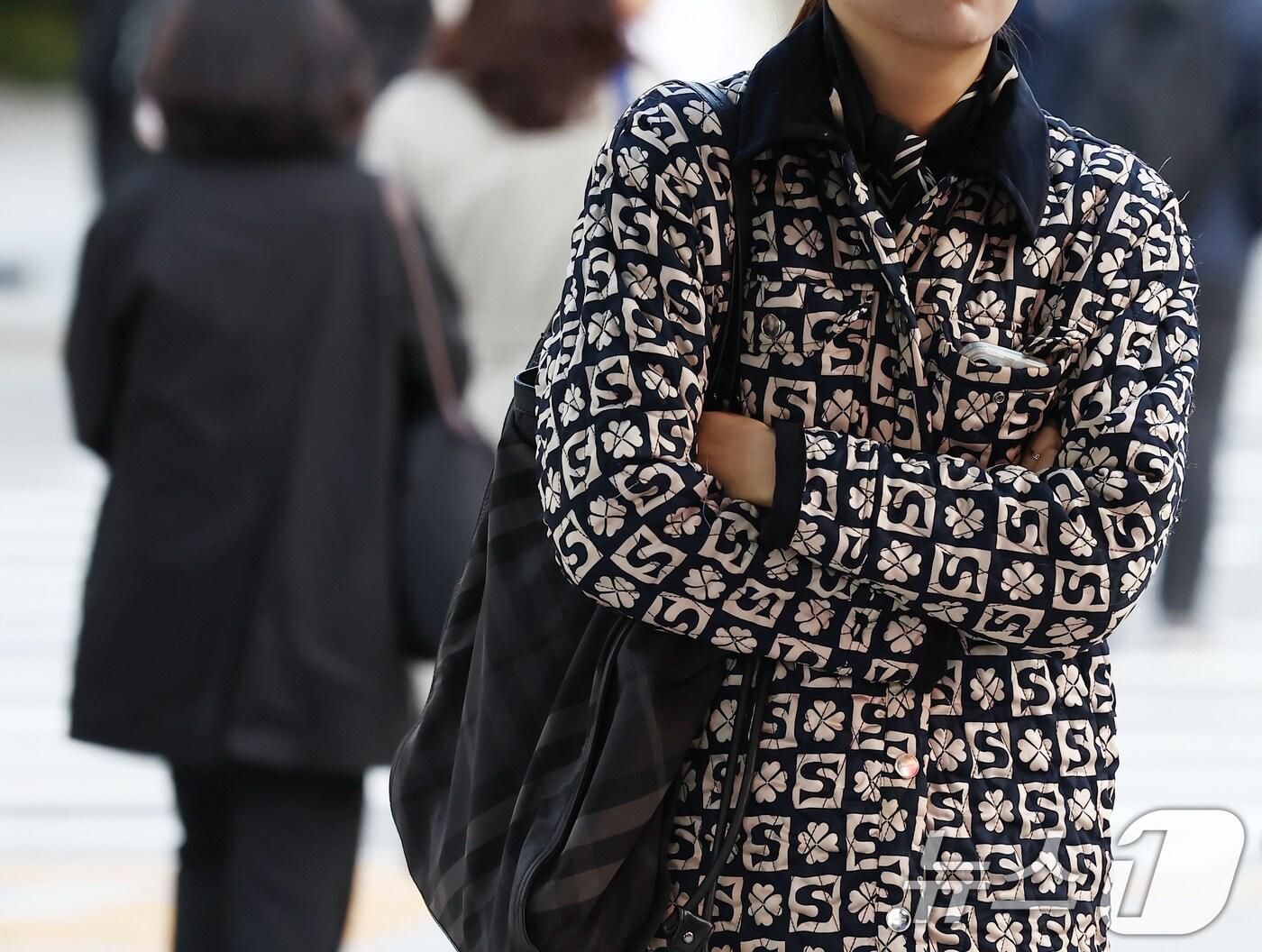 본문 이미지 - 서울을 비롯한 대부분 지역의 아침 최저 기온이 한 자릿수로 떨어지며 올가을 가장 추운 날씨를 보인 20일 오전 서울 광화문 사거리에서 두꺼운 외투를 입은 시민이 발걸음을 옮기고 있다. 2025.10.20/뉴스1 ⓒ News1 김민지 기자