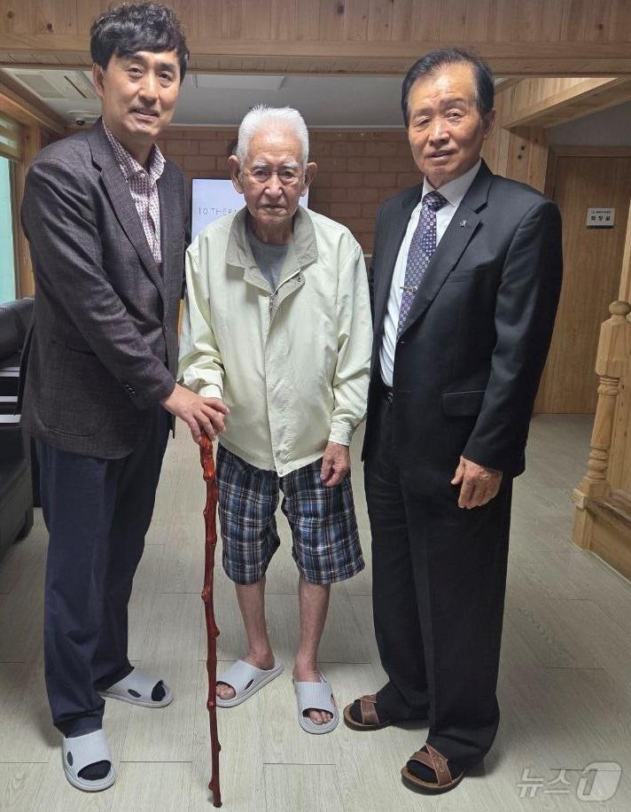 본문 이미지 - 경북 상주시가 제29회 노인의 날을 맞아 100세 어르신이 있는 요양원을 방문, 장수의 상징인 청려장을 전달했다.&#40;상주시 제공. 재판매 및 DB금지&#41; /뉴스1