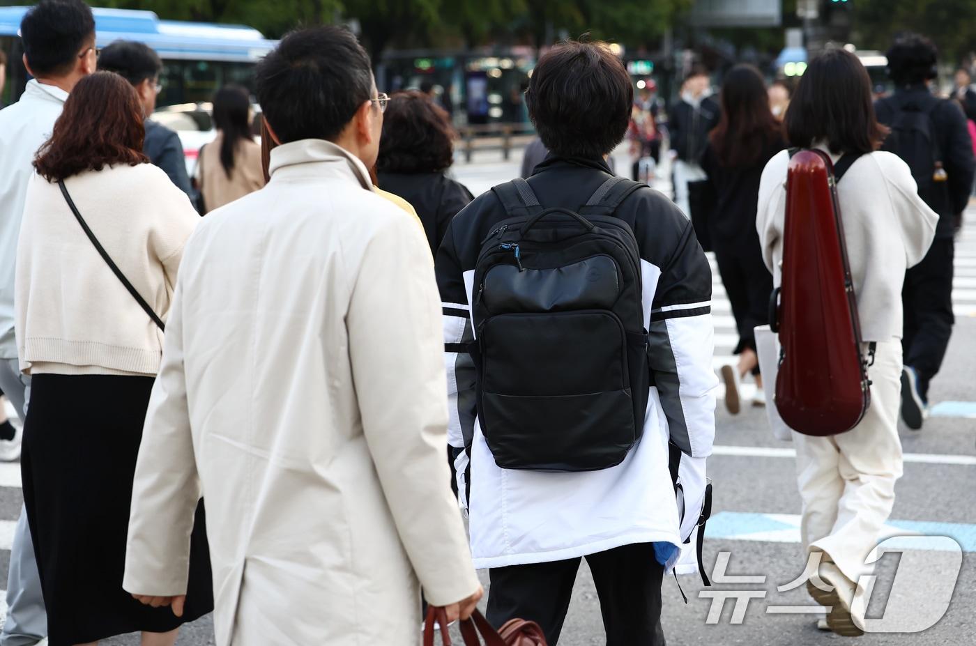 서울을 비롯한 대부분 지역의 아침 최저 기온이 한 자릿수로 떨어지며 올가을 가장 추운 날씨를 보인 20일 오전 서울 광화문 사거리에서 두꺼운 외투를 입은 시민들이 발걸음을 옮기고 있다. 2025.10.20/뉴스1 ⓒ News1 김민지 기자