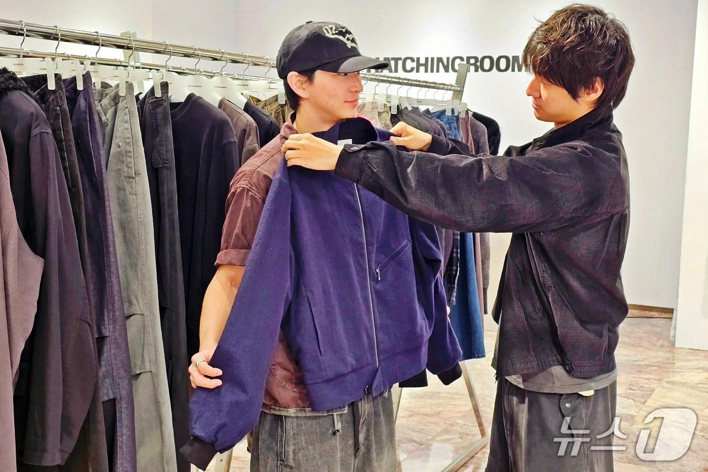 본문 이미지 - 신세계백화점 센텀시티를 방문한 고객이 해칭룸의 제품을 둘러보고 있다.(신세계센텀시티 제공. 재판매 및 DB 금지)