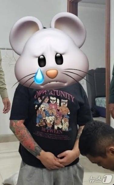 본문 이미지 - 김병주 더불어민주당 의원이 캄보디아 고위층에 부탁한 끝에 구출에 성공한 청년 양팔에 문신이 가득하다. (SNS 갈무리) ⓒ 뉴스1 