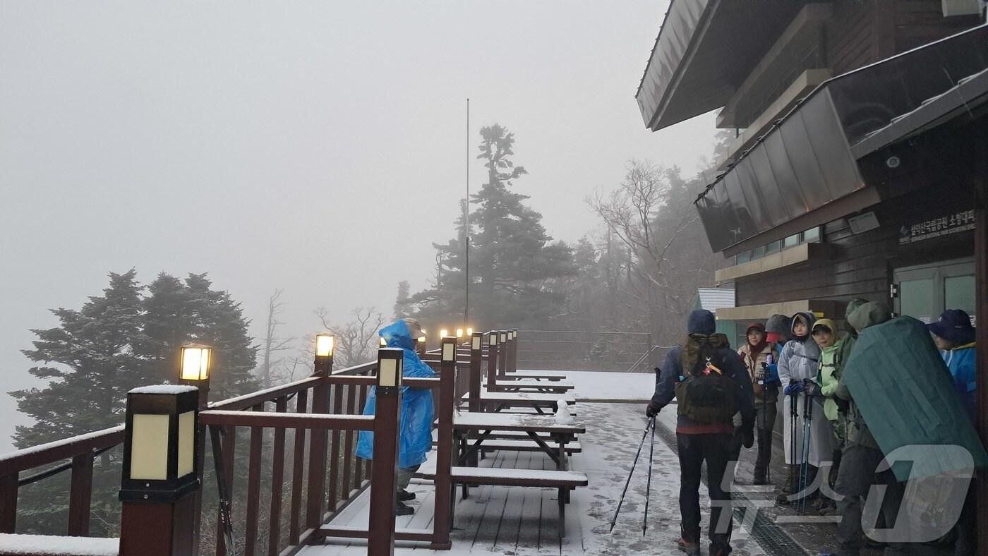 20일 오전 설악산 고지대에 올해 첫눈이 관측됐다. 올해 설악산 첫눈은 지난해&#40;10월 19일&#41;보다 하루 늦고 2023년&#40;10월 21일&#41;보다 1일 빠른 것이다.&#40;설악산국립공원사무소 제공, 재판매 및 DB 금지&#41; 2025.10.20/뉴스1 