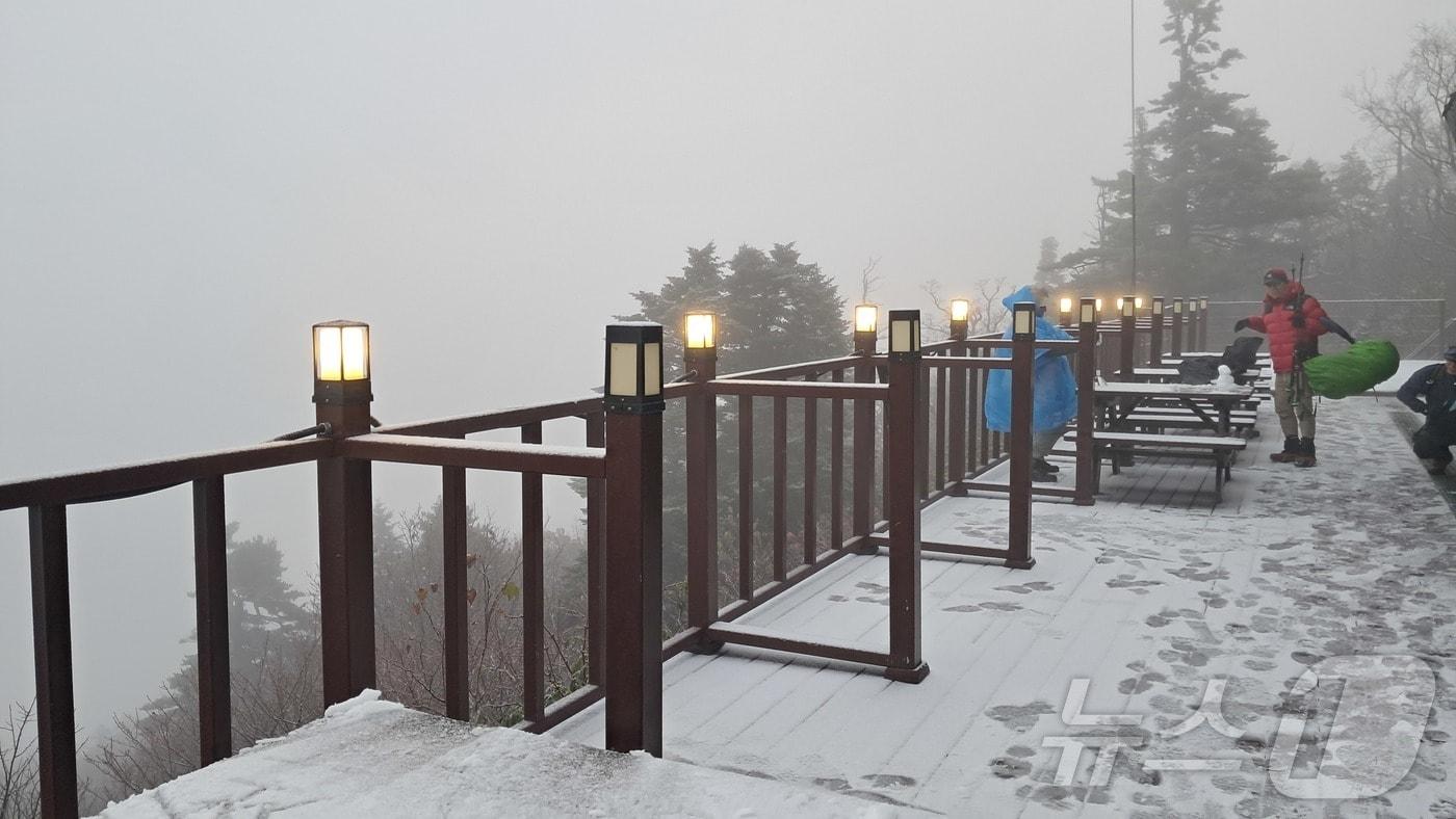 20일 오전 설악산 고지대에 올해 첫눈이 관측됐다. 올해 설악산 첫눈은 지난해(10월 19일)보다 하루 늦고 2023년(10월 21일)보다 1일 빠른 것이다.(설악산국립공원사무소 제공, 재판매 및 DB 금지) 2025.10.20/뉴스1 ⓒ News1 윤왕근 기자