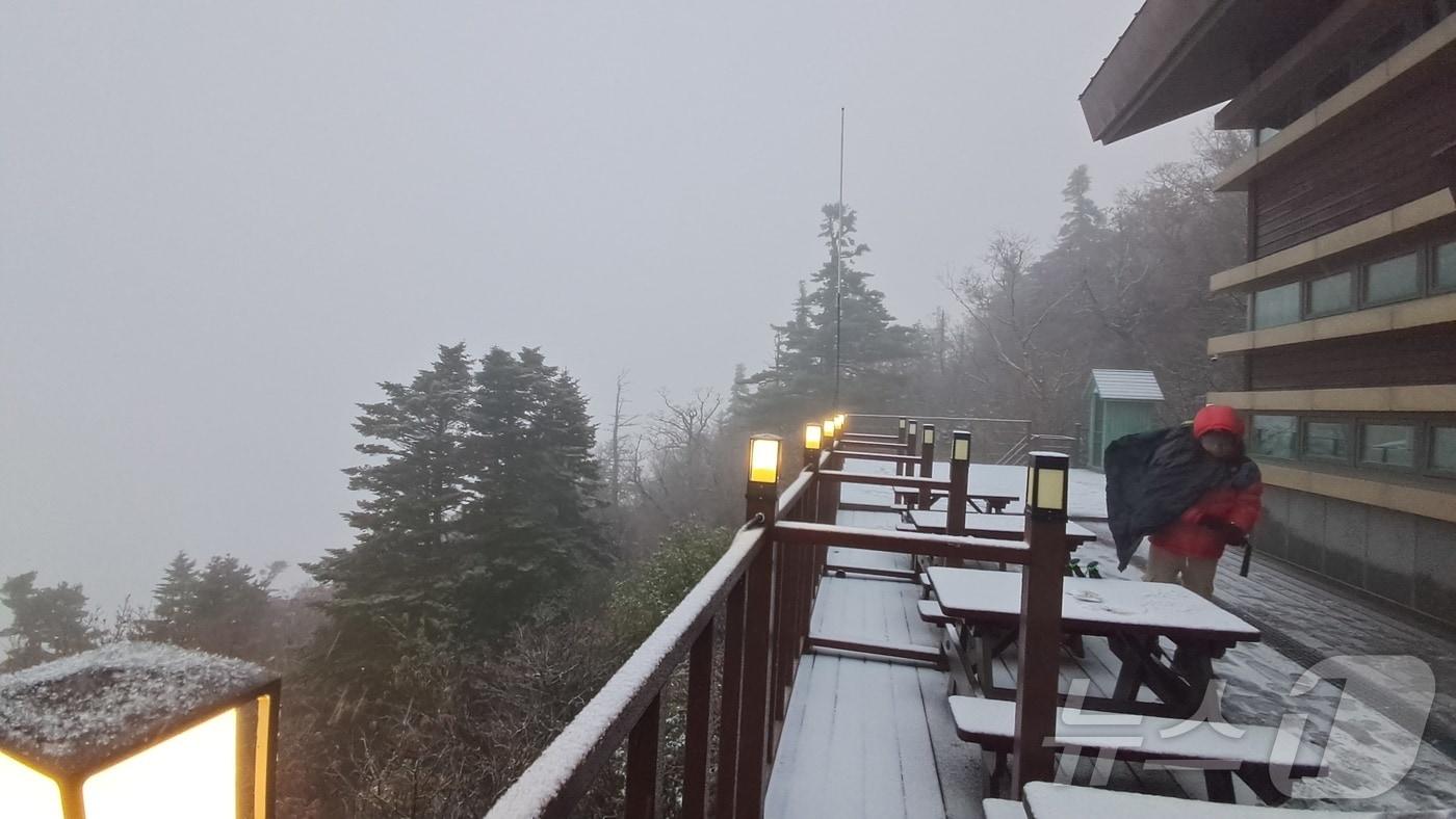 20일 오전 설악산 고지대에 올해 첫눈이 관측됐다. 올해 설악산 첫눈은 지난해&#40;10월 19일&#41;보다 하루 늦고 2023년&#40;10월 21일&#41;보다 1일 빠른 것이다.&#40;설악산국립공원사무소 제공, 재판매 및 DB 금지&#41; 2025.10.20/뉴스1 ⓒ News1 윤왕근 기자