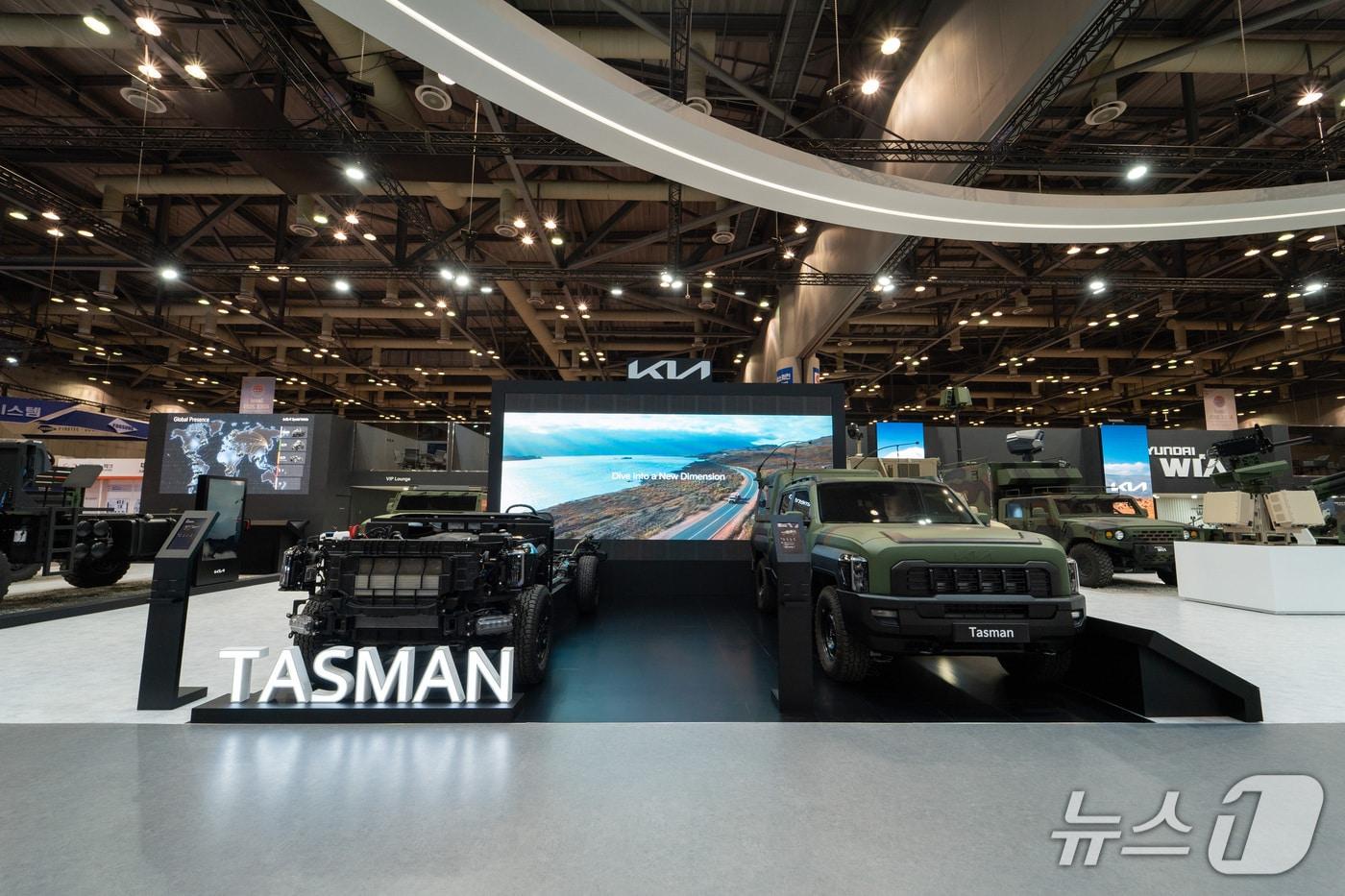 20일 경기 고양 킨텍스에서 개막하는 국내 최대 규모 방산전 &#39;서울 ADEX 2025&#39;에서 기아 타스만 군용 지휘차 실물이 전시된 모습&#40;기아 제공&#41;. 2025.10.20.