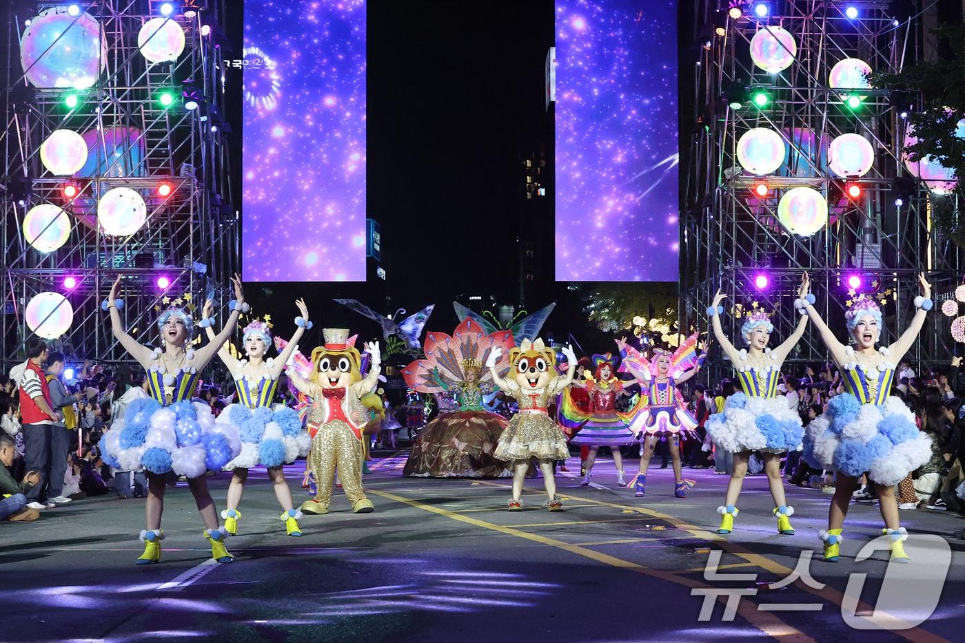 제22회 광주 추억의 충장축제가 열린 지난 18일 금남로 일대에서 롯데월드팀의 퍼레이드가 펼쳐지고 있다. &#40;광주 동구 제공. 재판매 및 DB 금지&#41; 2025.10.20/뉴스1 