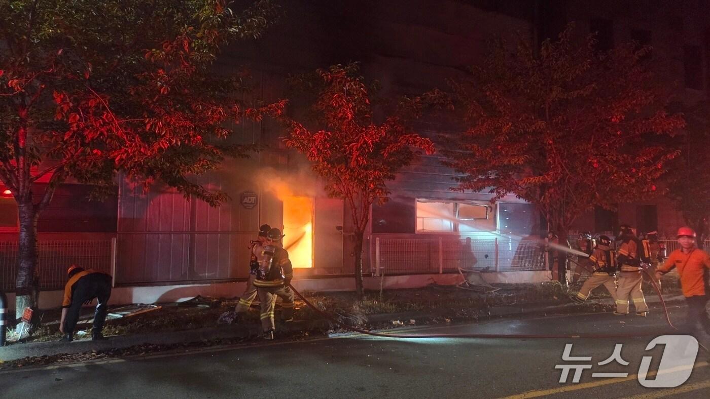 20일 부산 강서구의 한 공장에서 발생한 화재를 진압하고 있는 모습. (소방제공. 재판매 및 DB금지)