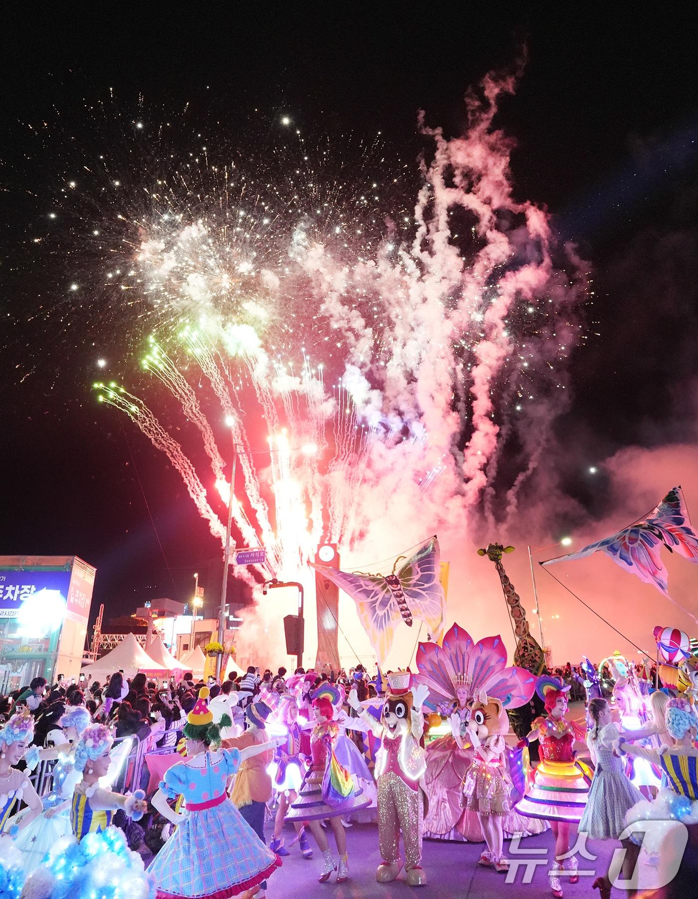 본문 이미지 - 제22회 광주 추억의 충장축제가 열린 지난 18일 금남로 일대에서 롯데월드팀의 퍼레이드가 펼쳐지고 있다. &#40;광주 동구 제공. 재판매 및 DB 금지&#41; 2025.10.20/뉴스1 