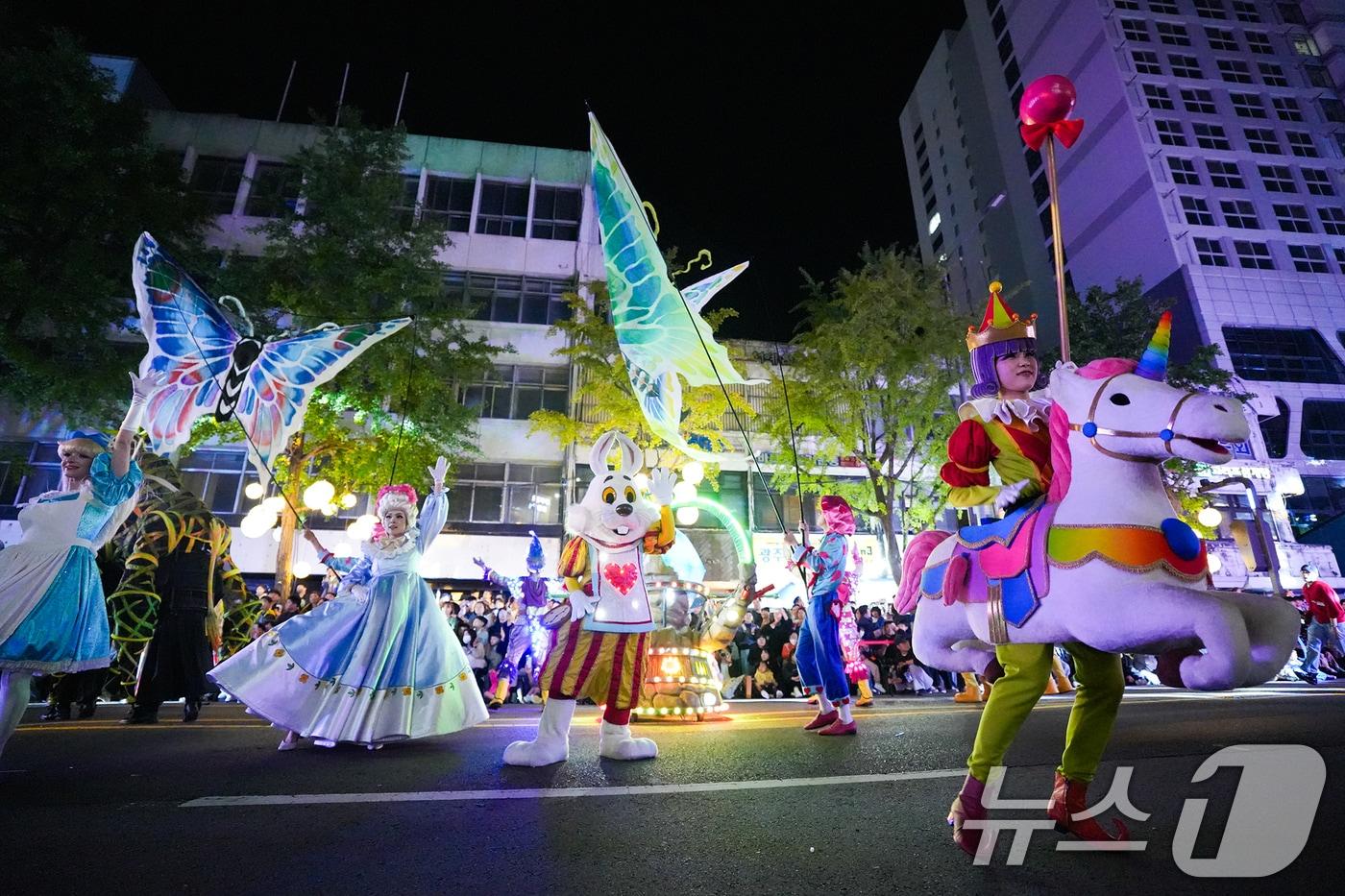 본문 이미지 - 제22회 광주 추억의 충장축제에서 롯데월드팀의 퍼레이드가 펼쳐지고 있다. (광주 동구 제공. 재판매 및 DB 금지) 2025.10.20 