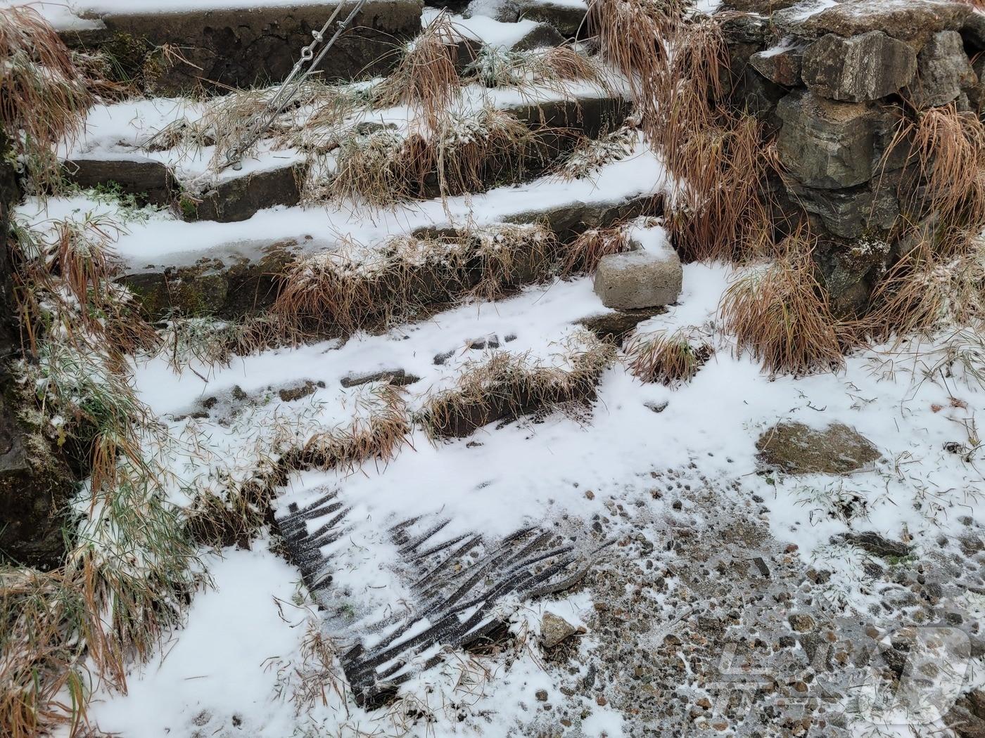 본문 이미지 - 지난 10월20일 오전 설악산 고지대에 올해 첫눈이 관측됐다. &#40;설악산국립공원사무소 제공, 재판매 및 DB 금지&#41; 2025.10.20/뉴스1 