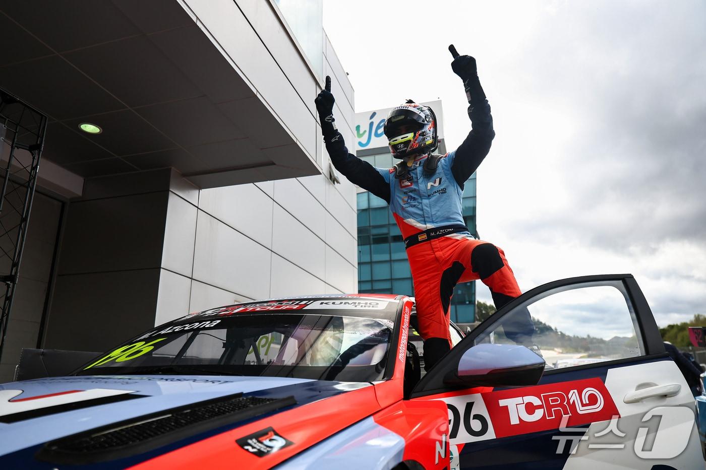 미켈 아즈코나 선수가 지난 17~19일 열린 '2025 TCR 월드투어' 6라운드 한국 대회에서 우승을 차지하고 기뻐하는 모습. (현대차 제공)