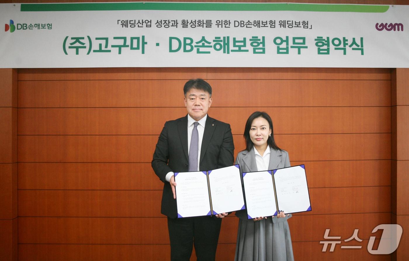 지난 16일 서울시 강남구 DB금융센터에서 DB손해보험 최혁승 부문장&#40;왼쪽&#41;과 &#40;주&#41;고구마 박경애 대표가 업무협약을 체결하고 기념촬영을 하고 있다./사진제공=DB손해보험