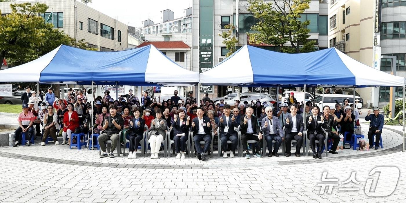 본문 이미지 - 탄방동7번길 골목형상점가 소비 촉진 이벤트 참석자들이 기념촬영 하고 있다.(서구 제공. 재판매 및 DB금지)/뉴스1