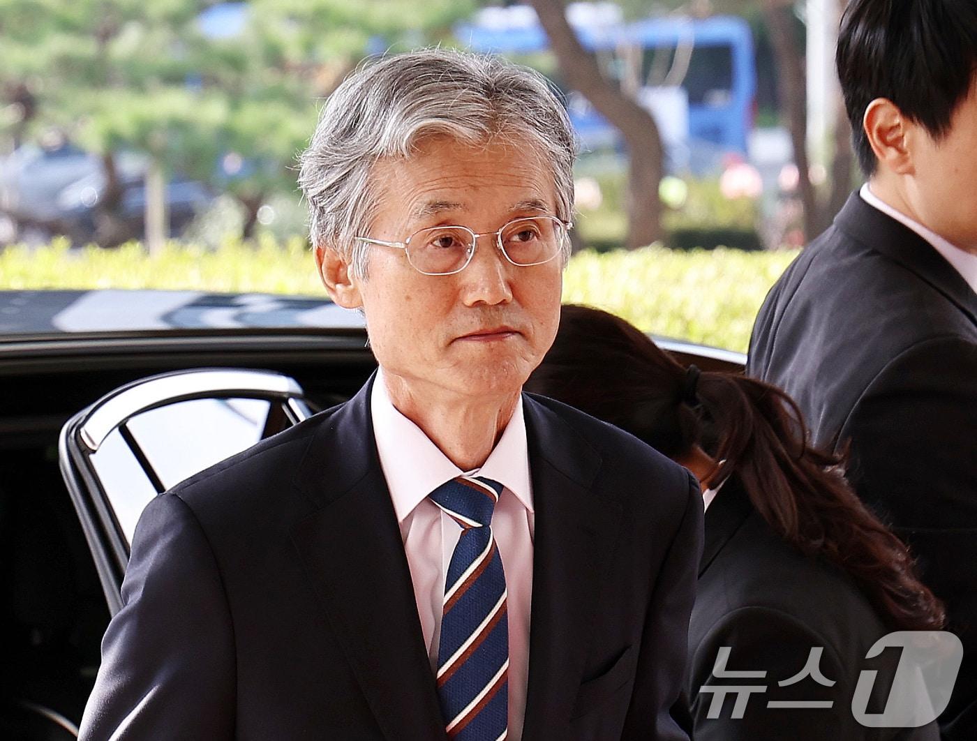 본문 이미지 - 조희대 대법원장이 20일 오전 서울 서초구 대법원으로 출근하고 있다. 2025.10.20/뉴스1 ⓒ News1 구윤성 기자