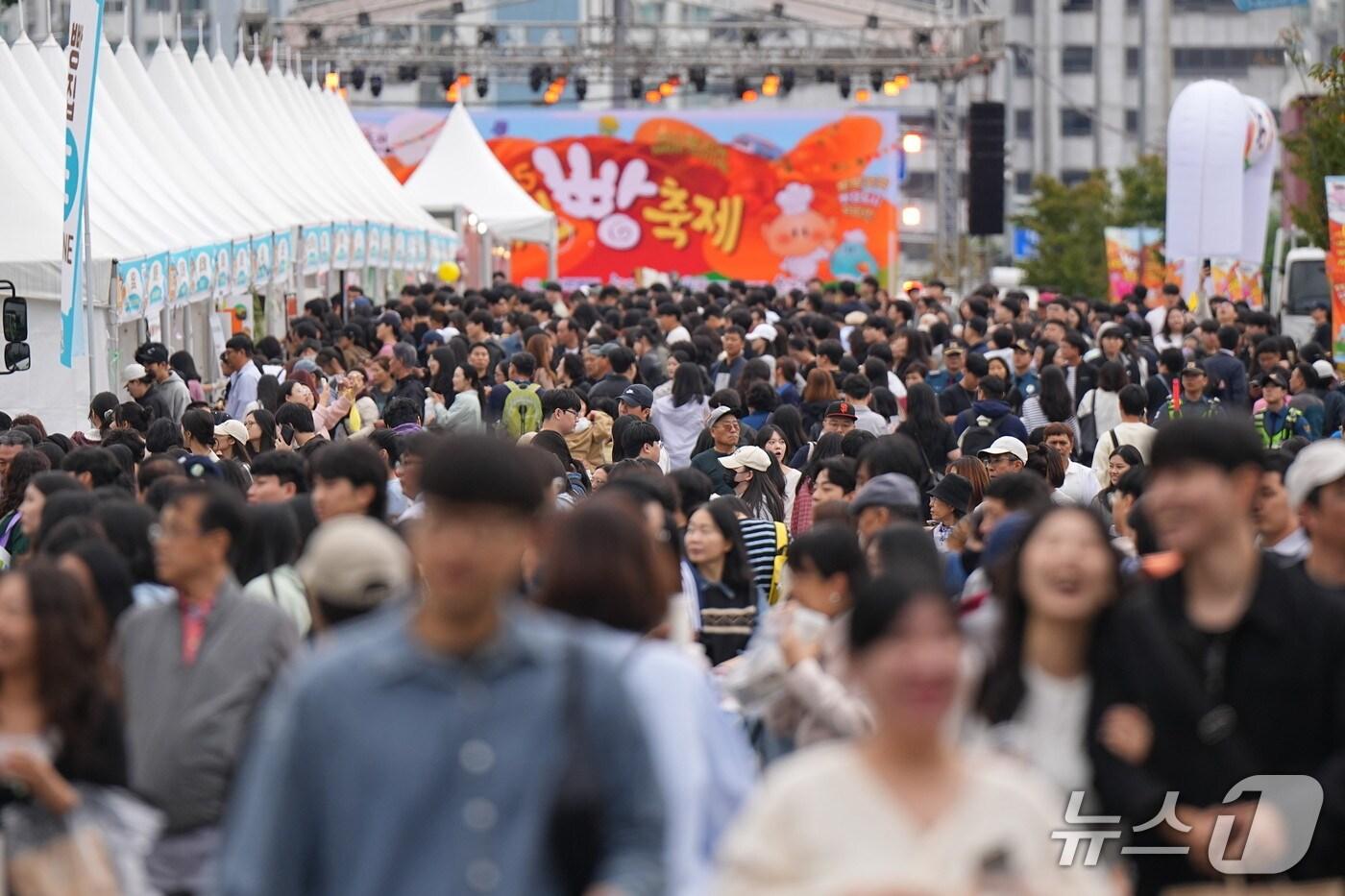 본문 이미지 - 지난 18일부터 19일까지 대전 동구 소제동 카페거리 등에서 열린 '2025 대전빵축제'에는 16만명이 넘는 구름 인파가 몰렸다. (대전관광공사 제공) / 뉴스1