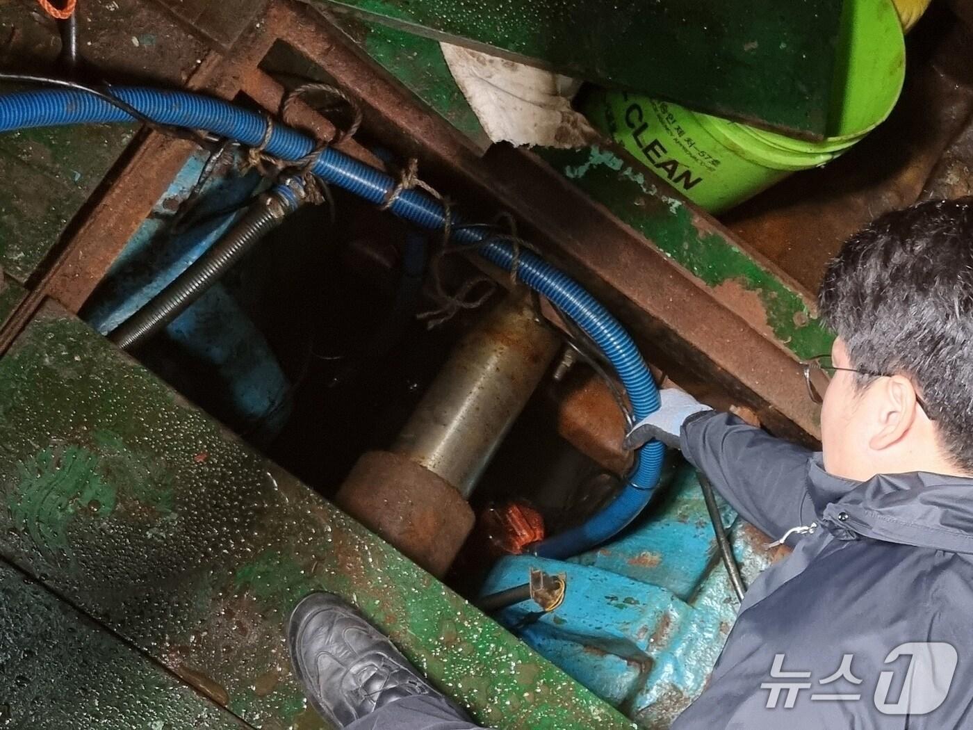 본문 이미지 - 여수해경이 여수 국동항 해상에 폐수를 버린 것으로 추정되는 선박 내부를 조사하고 있다.&#40;여수해경 제공. 재판매 및 DB 금지&#41; 2025.10.20