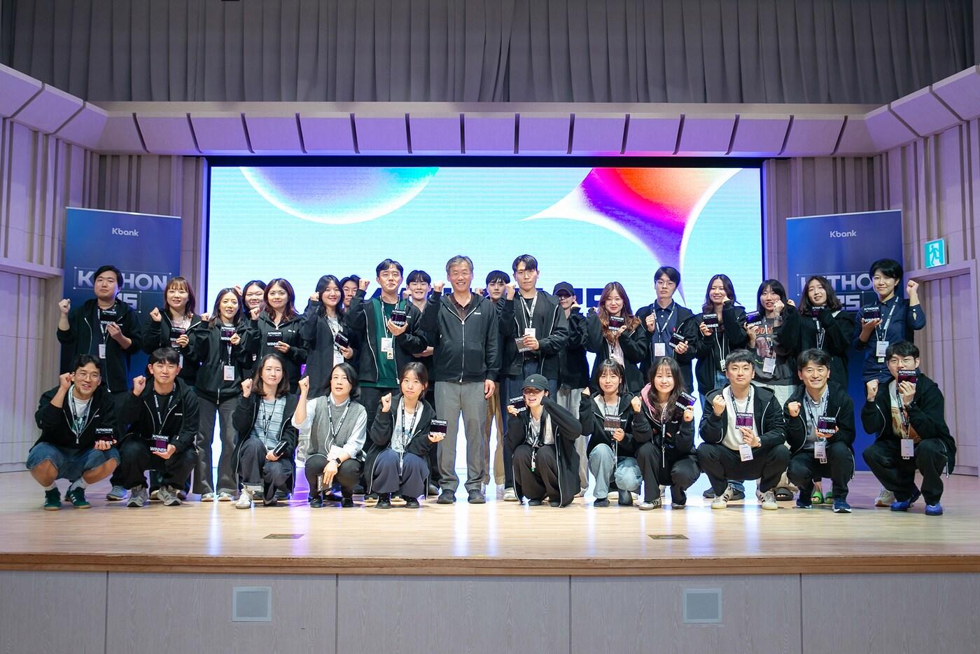 케이뱅크 최우형 은행장을 비롯한 임직원들이 17일 케이뱅크 사옥에서 열린 사내 AI 프롬프톤 대회 ‘KTHON 25’에서 기념촬영을 하고 있다.(케이뱅크 제공)