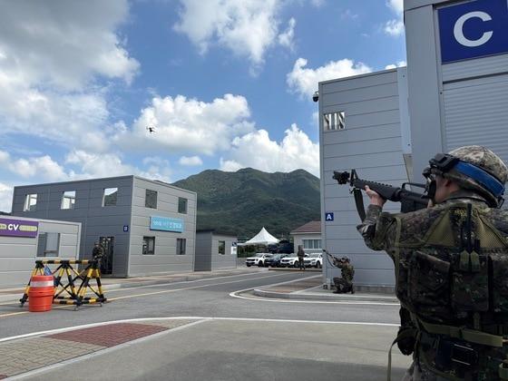 본문 이미지 - 김좌진과학화예비군훈련장에서 진행된 동원훈련 Ⅱ형에 참석한 예비군들의 모습. &#40;육군 2작전사 제공&#41;