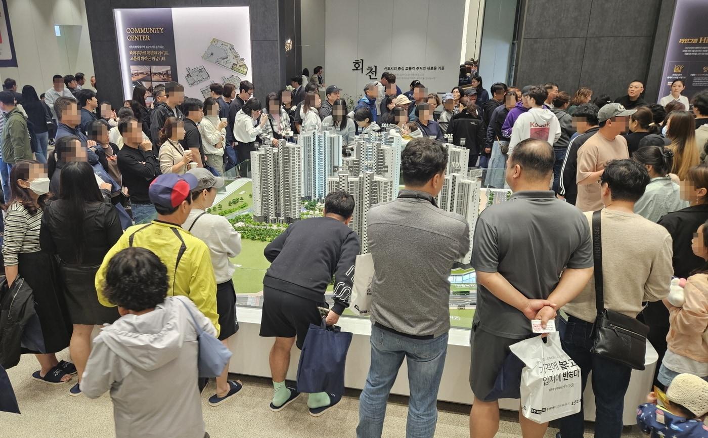 회천중앙역 파라곤의 견본주택을 찾은 방문객들이 내부를 둘러보고 있다.(라인그룹 제공) / 뉴스1 ⓒ News1