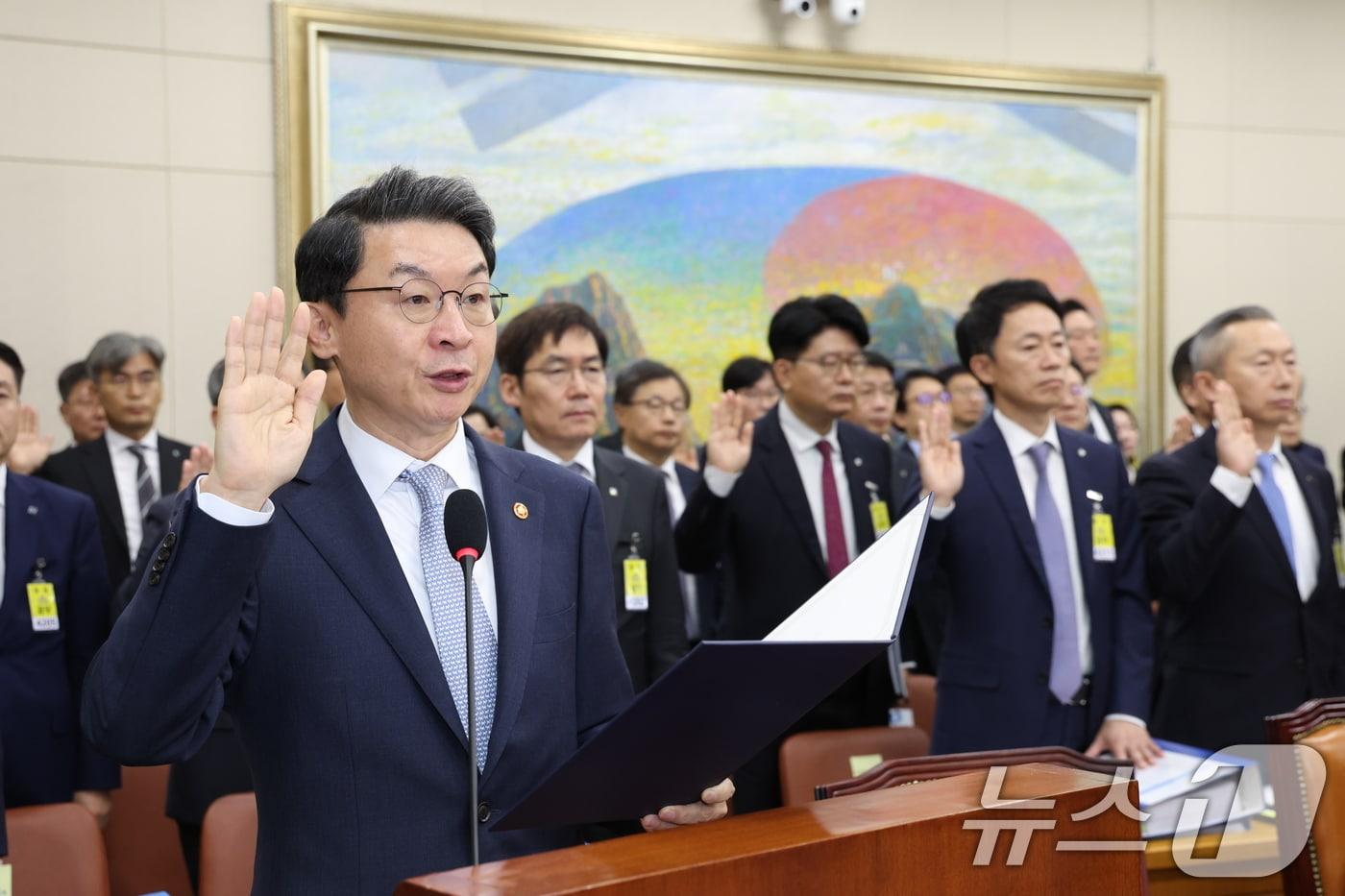이억원 금융위원장이 20일 서울 여의도 국회에서 열린 정무위원회 금융위원회 등에 대한 국정감사에 출석해 증인선서하고 있다. 2025.10.20/뉴스1 ⓒ News1 이승배 기자