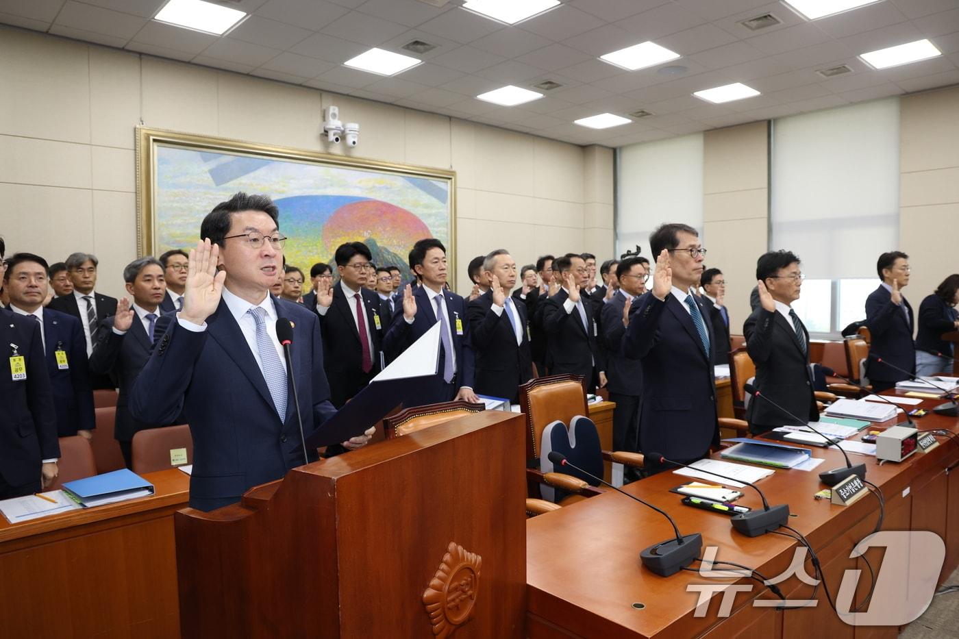 이억원 금융위원장이 20일 서울 여의도 국회에서 열린 정무위원회 금융위원회 등에 대한 국정감사에 출석해 증인선서하고 있다. 2025.10.20/뉴스1 ⓒ News1 이승배 기자