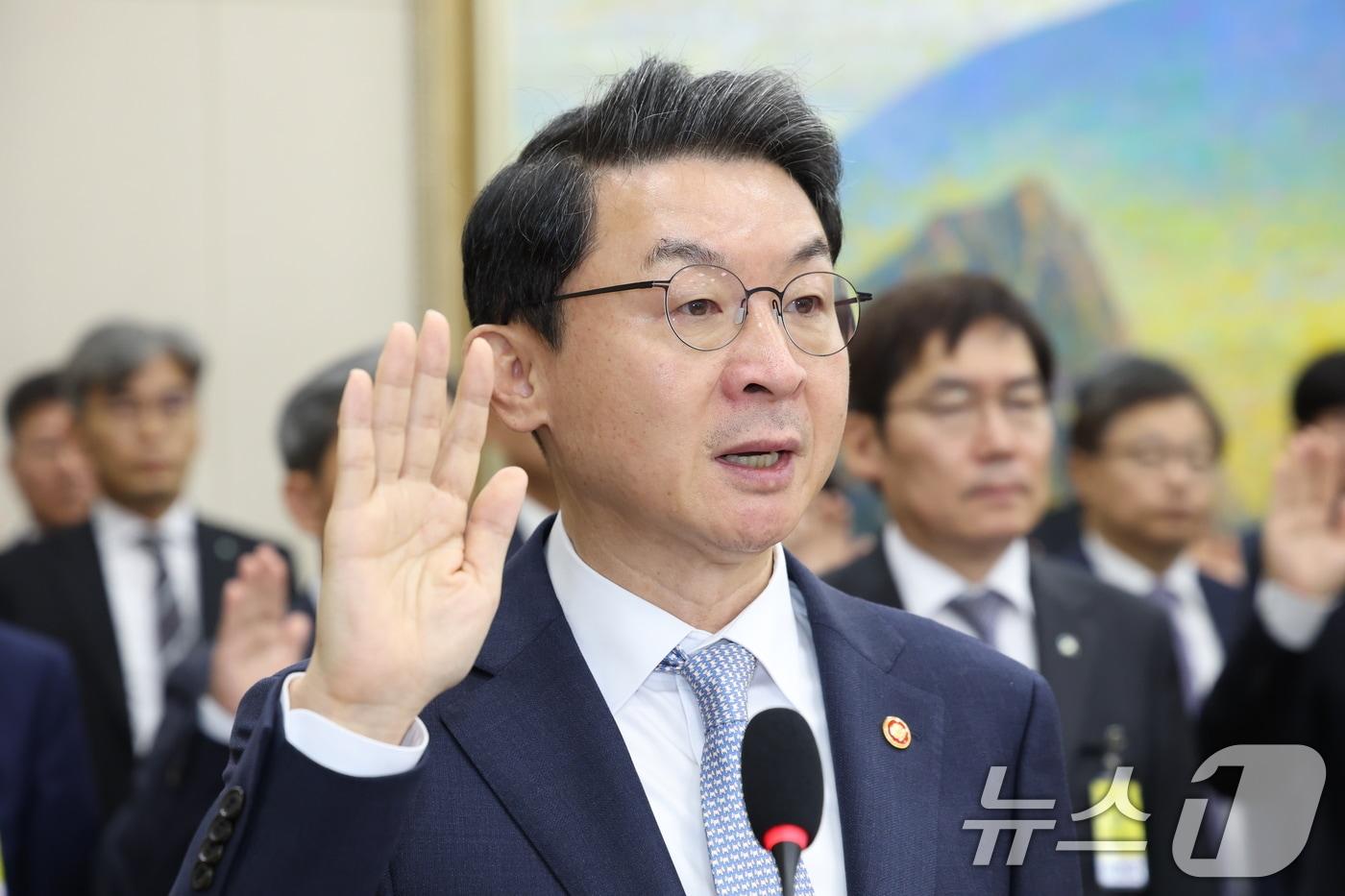 이억원 금융위원장이 20일 서울 여의도 국회에서 열린 정무위원회 금융위원회 등에 대한 국정감사에 출석해 증인선서하고 있다. 2025.10.20/뉴스1 ⓒ News1 이승배 기자