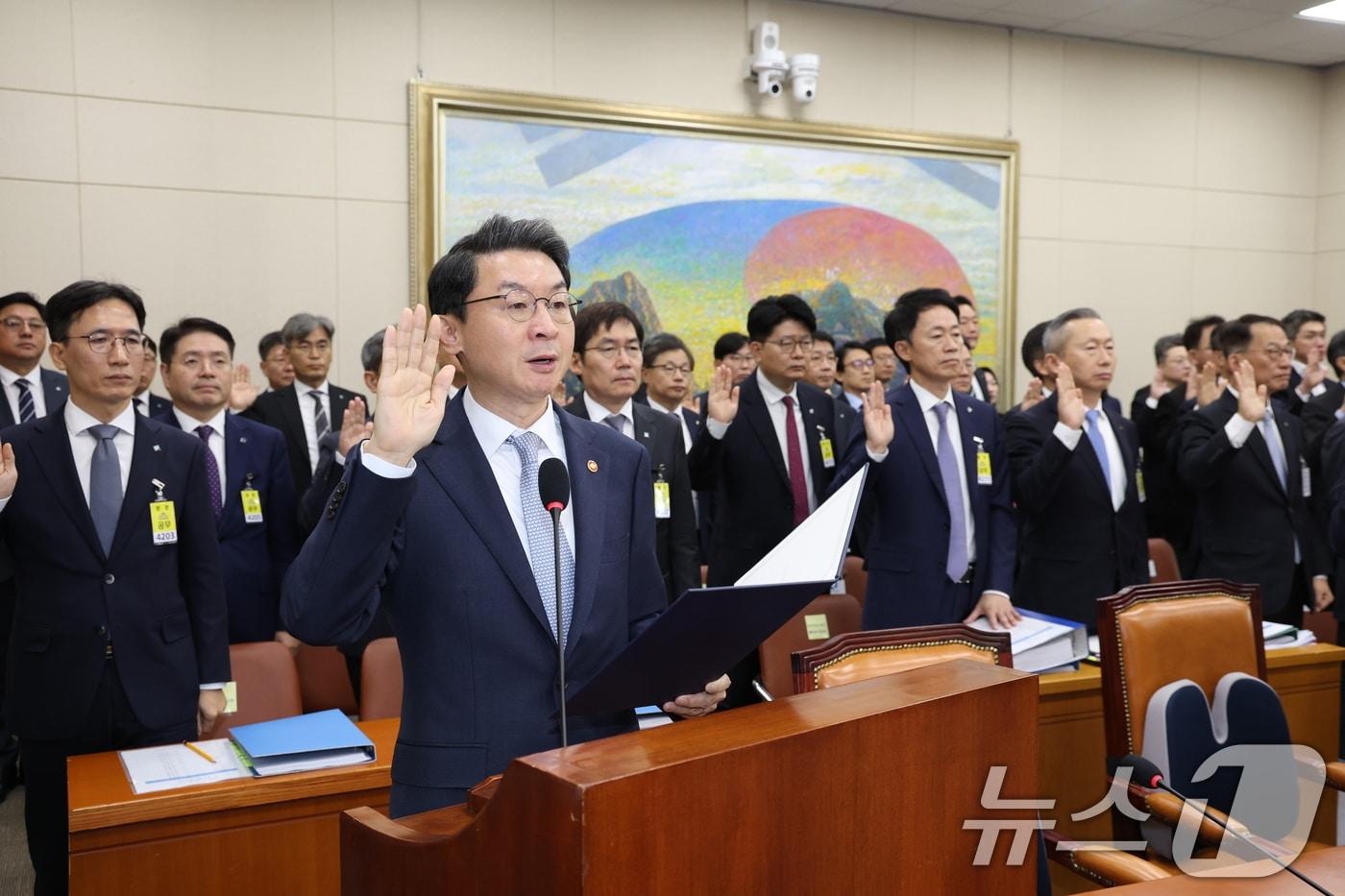 이억원 금융위원장이 20일 서울 여의도 국회에서 열린 정무위원회 금융위원회 등에 대한 국정감사에 출석해 증인선서하고 있다. 2025.10.20/뉴스1 ⓒ News1 이승배 기자