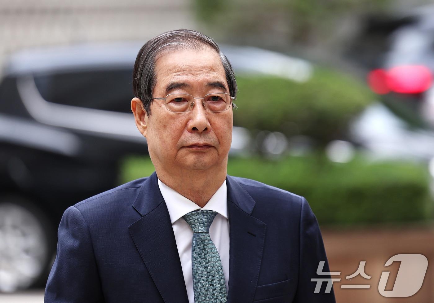 내란 우두머리 방조 혐의를 받는 한덕수 전 국무총리가 20일 오전 서울 서초구 서울중앙지방법원에서 열린 내란 우두머리 방조 및 위증 등 혐의 관련 공판에 출석하고 있다. 2025.10.20/뉴스1 ⓒ News1 구윤성 기자