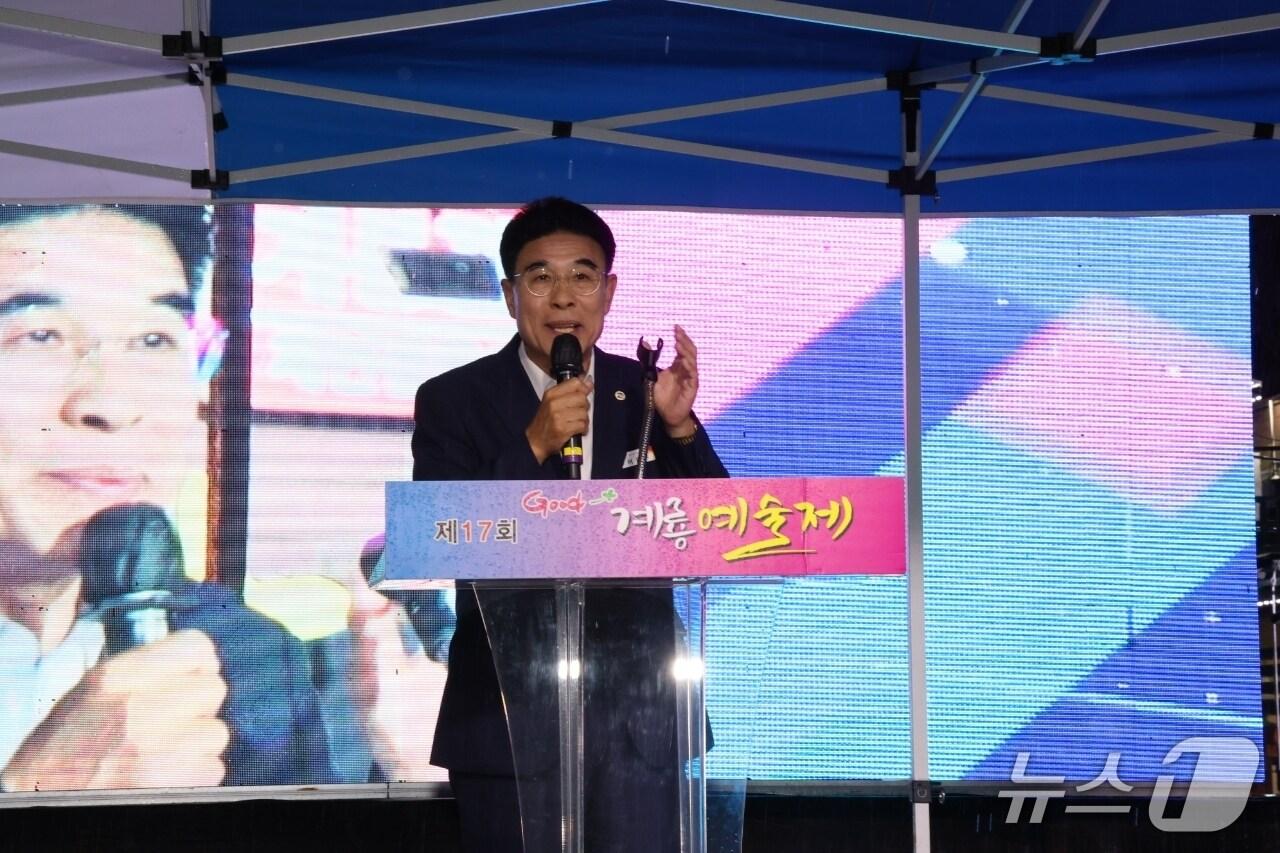 본문 이미지 - 제17회 계룡예술제에서 인사말 하는 이응우 시장 (계룡시 제공.재판매 및 DB금지)/뉴스1