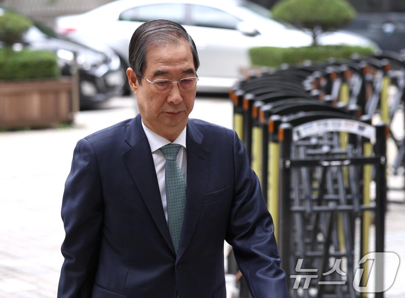 본문 이미지 - 내란 우두머리 방조 혐의를 받는 한덕수 전 국무총리가 20일 오전 서울 서초구 서울중앙지방법원에서 열린 내란 우두머리 방조 및 위증 등 혐의 관련 공판에 출석하고 있다. 2025.10.20/뉴스1 ⓒ News1 구윤성 기자