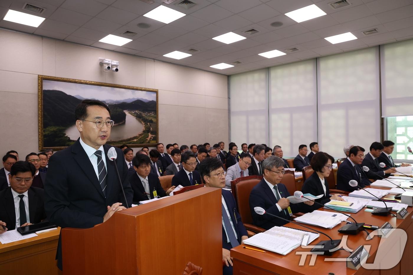 김인호 산림청장이 20일 서울 여의도 국회에서 열린 농림축산식품해양수산위원회 산림청 등에 대한 국정감사에 출석해 업무보고하고 있다. 2025.10.20/뉴스1 ⓒ News1 이승배 기자