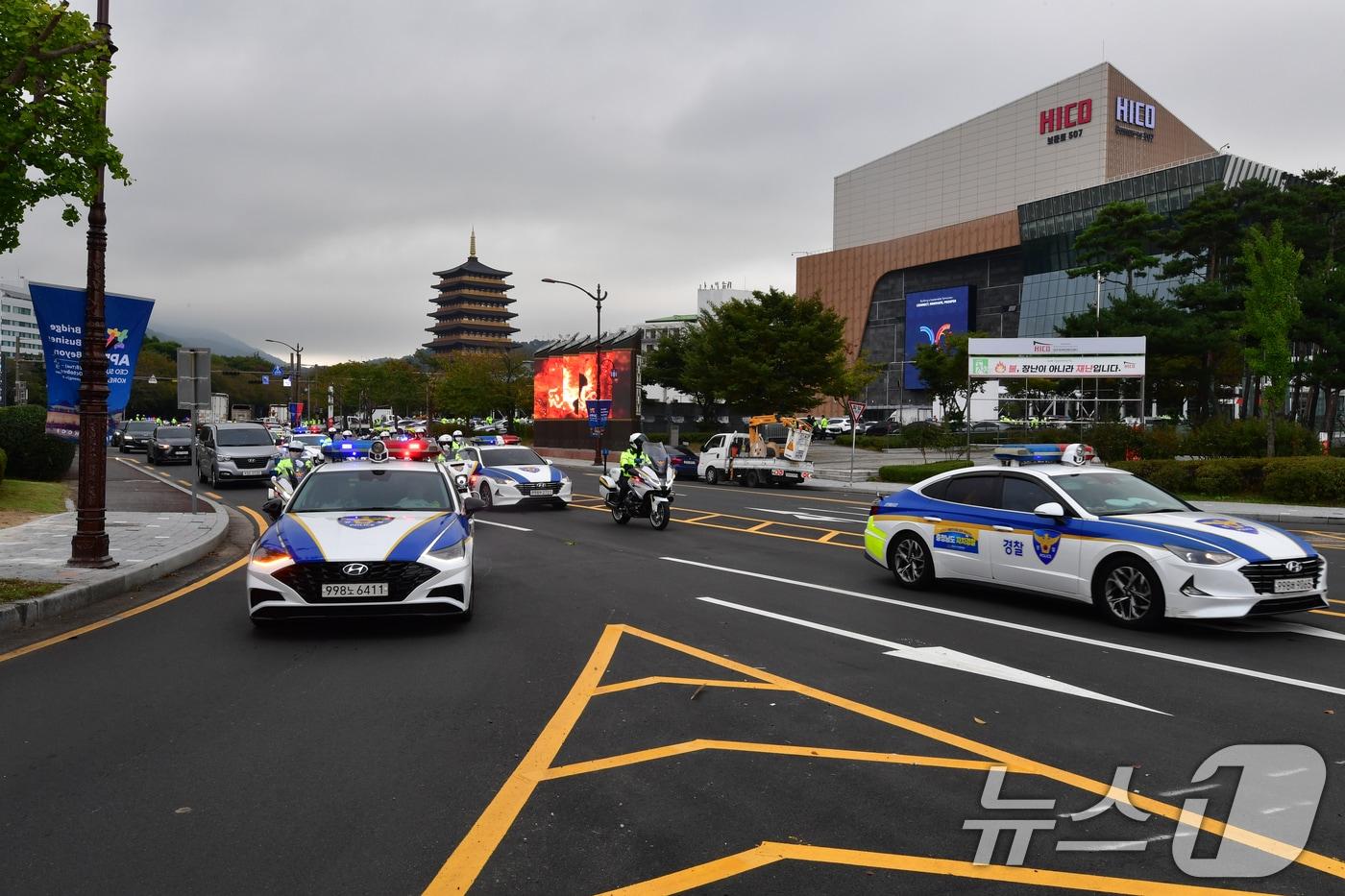 경찰이 20일 오전 경북 경주 화백컨벤션센터에 마련된 APEC 2025 정상회의장에서 각국 정상 경호 이동 작전 훈련을 하고 있다. 2025.10.20/뉴스1 ⓒ News1 최창호 기자