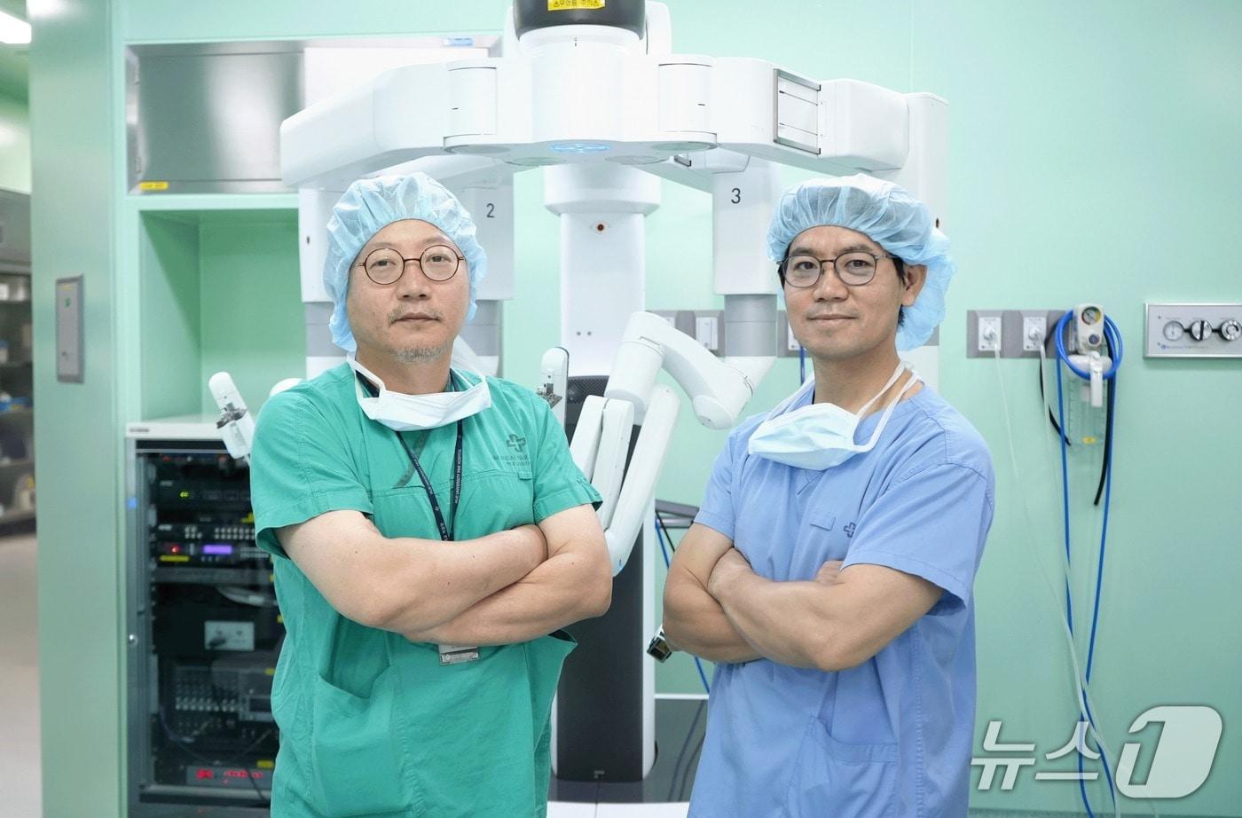 해운대백병원 수술실에서 오철규 비뇨의학과 교수&#40;왼쪽&#41;와 정원범 대장항문외과 교수가 사진을 찍고 있다.&#40;해운대백병원 제공. 재판매 및 DB 금지&#41;