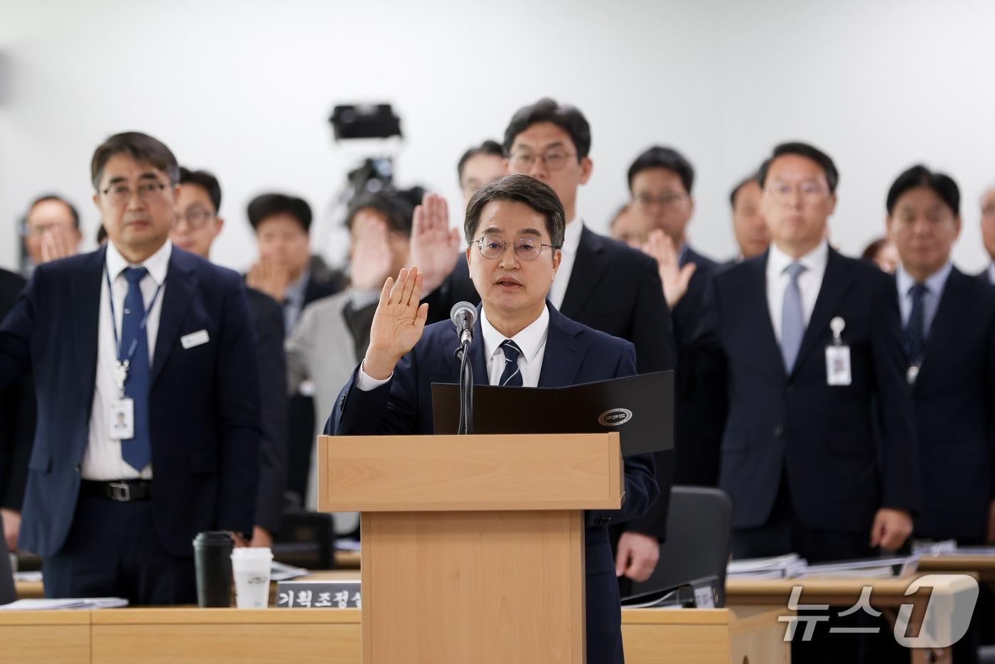 20일 오전 경기도청 4층 율곡홀에서 열린 2025 국토교통위원회 국정감사에서 김동연 경기도지사가 증인 선서를 하고있다.