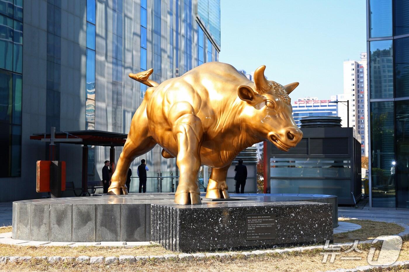 부산국제금융센터(BIFC) 앞에 설치된 황소상. (한국거래소 제공. 재판매 및 DB금지)