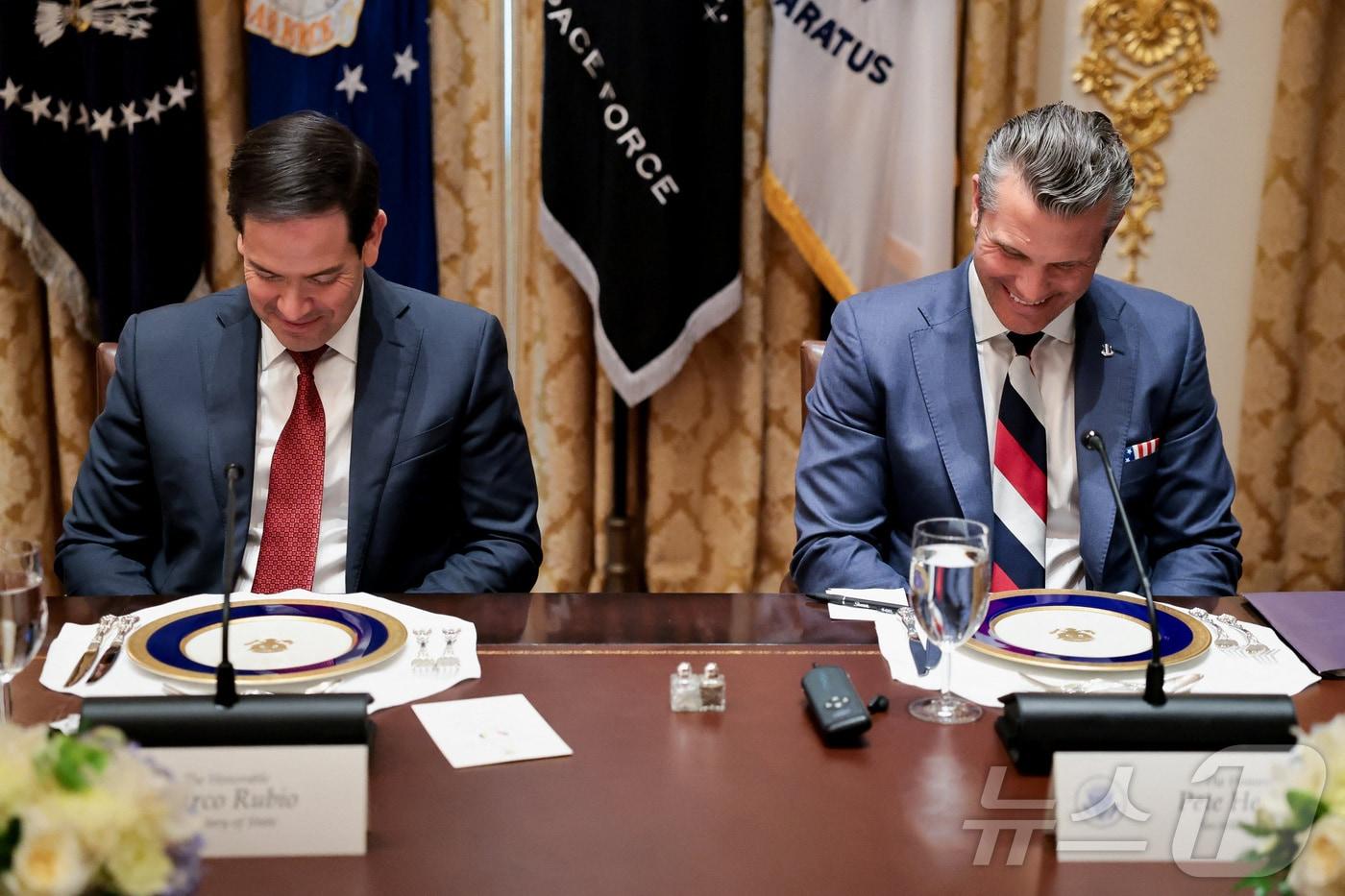 마코 루비오 미 국무장관&#40;왼쪽&#41;과 피트 헤그세스 국방장관이 백악관에서 열린 도널드 트럼프 대통령과 볼로디미르 젤렌스키 우크라이나 대통령의 업무 오찬에 배석해 있다. 2025.10.17 ⓒ 로이터=뉴스1 ⓒ News1 강민경 기자