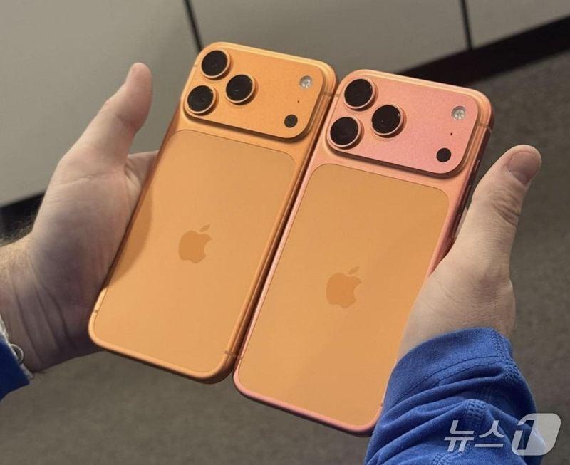 본문 이미지 - 아이폰 17 프로 맥스 기존 색상과 변색된 색상&#40;오른쪽&#41;&#40;페이스북 갈무리&#41;