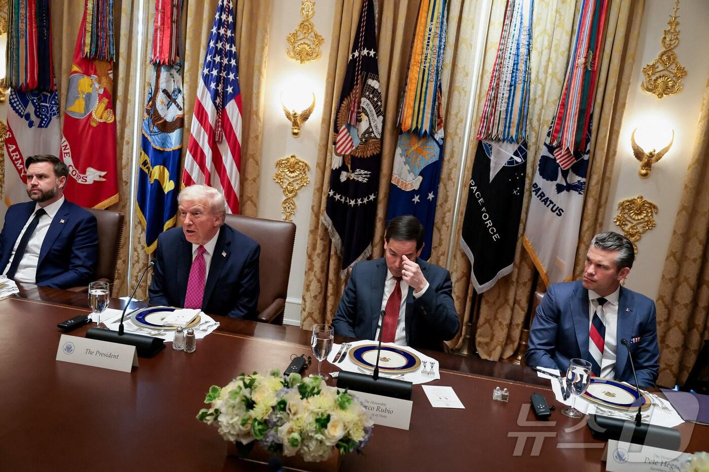 도널드 트럼프 미국 대통령&#40;왼쪽에서 두 번째&#41;이 17일 볼로디미르 젤렌스키 우크라이나 대통령과 백악관에서 업무 오찬을 하고 있다. JD 밴스 미국 부통령과 마코 루비오 국무장관, 피트 헤그세스 국방장관도 배석했다. 2025.10.17 ⓒ 로이터=뉴스1 ⓒ News1 강민경 기자