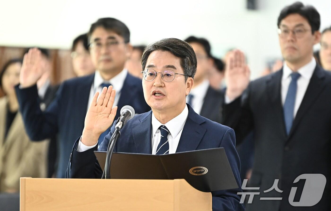 김동연 경기도지사가 20일 경기 수원시 영통구 경기도청에서 열린 국회 국토교통위원회의 경기도에 대한 국정감사에서 증인선서를 하고 있다. (공동취재) 2025.10.20/뉴스1 ⓒ News1 김영운 기자