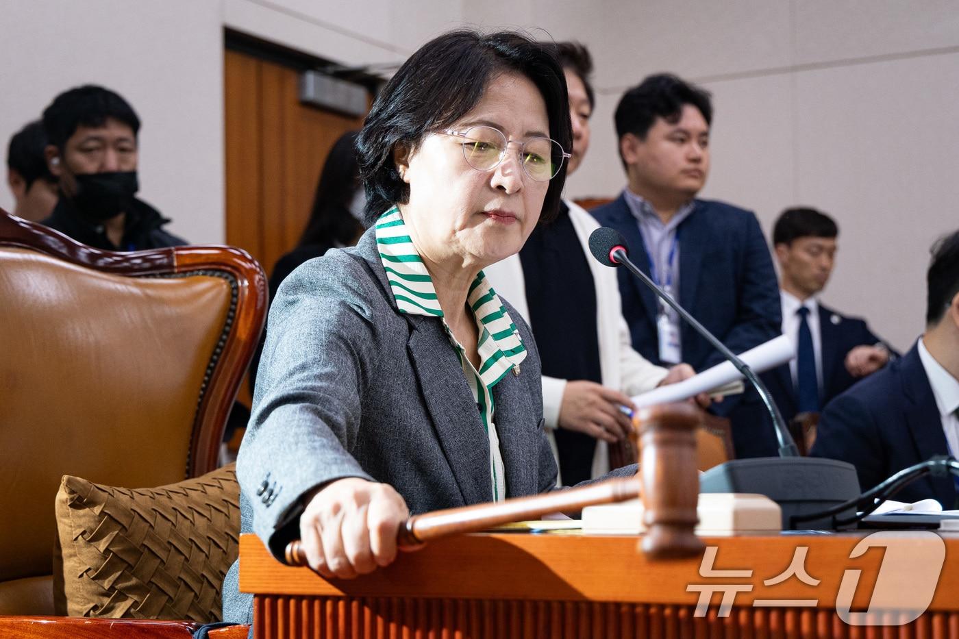 추미애 국회 법제사법위원장이 지난 20일 서울 여의도 국회 법제사법위원회에서 열린 서울고법·서울중앙지법 등에 대한 국정감사에서 감사개시를 선언하고 있다. 2025.10.20/뉴스1 ⓒ News1 유승관 기자